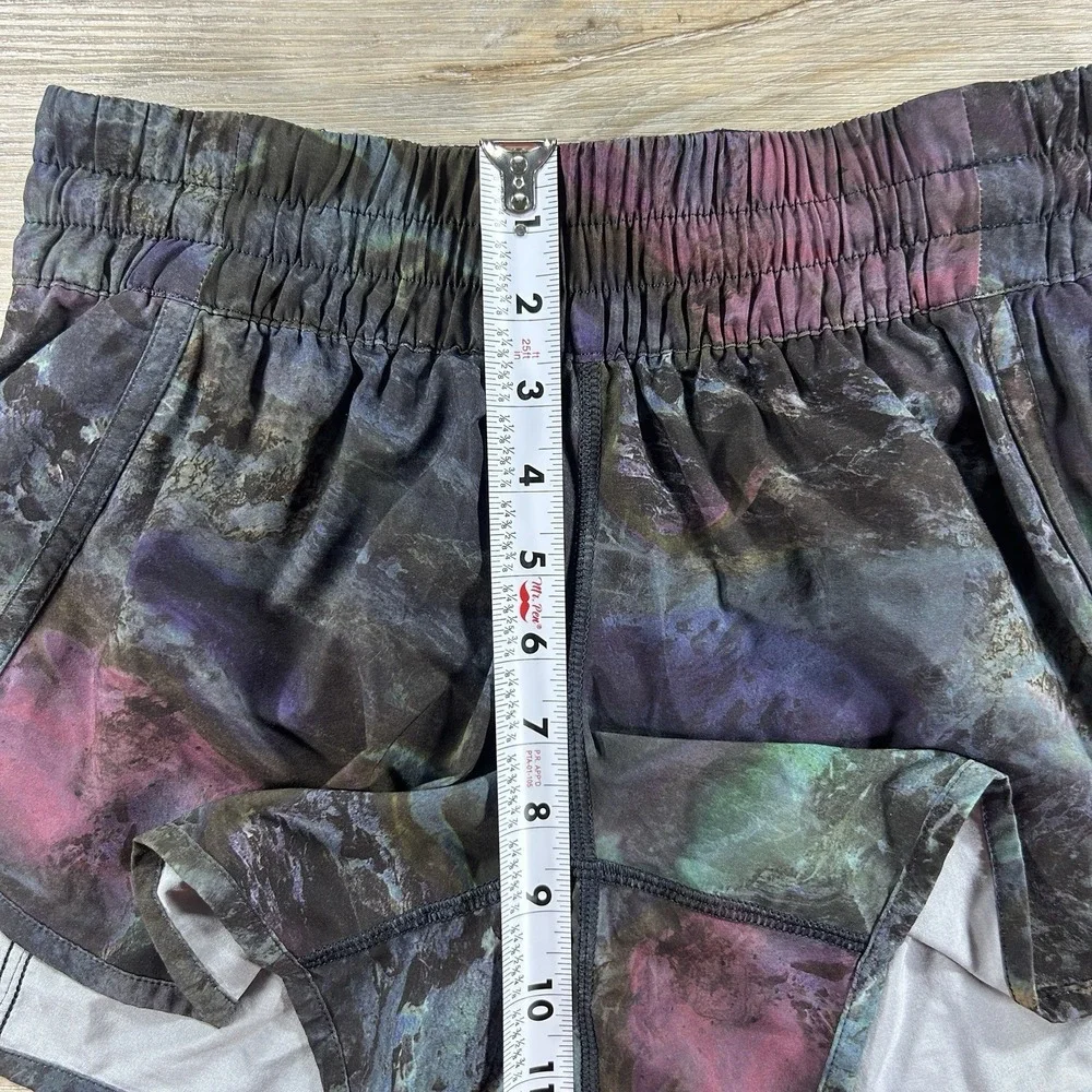 Lululemon Size 8 Low Rise Tracker Lined Short V 4